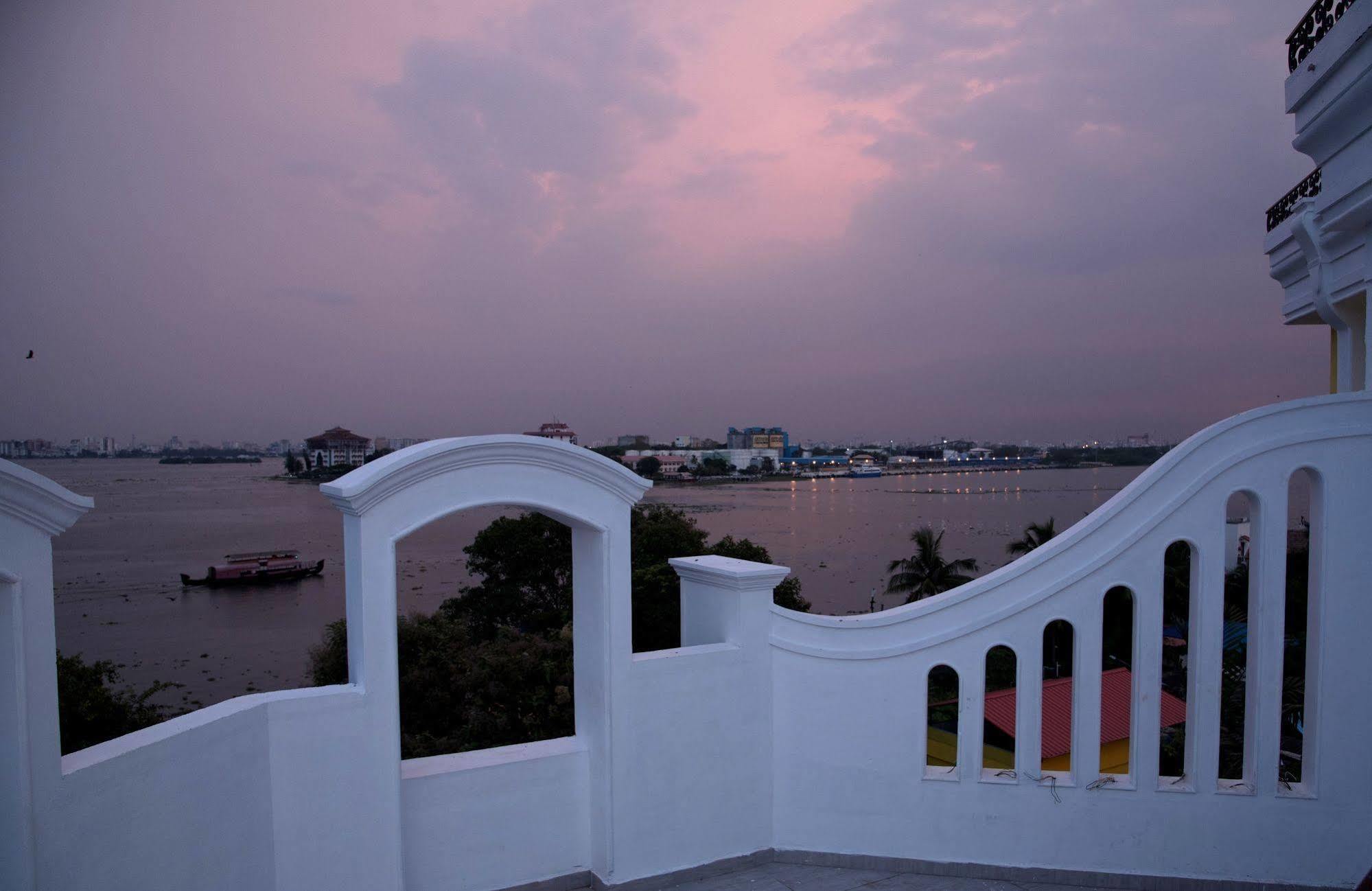 Fragrant Nature Kochi - A Five Star Classified Hotel Exterior photo